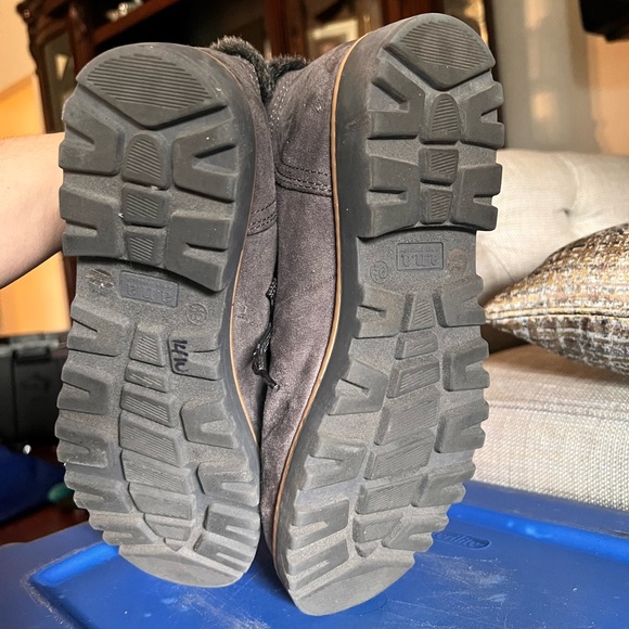 Gray Winter Boots with Rugged Sole and Plush Lining - Picture 5 of 5